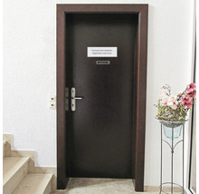 O ușă întunecată cu o fantă pentru scrisori și un semn Introduceți formularele aici