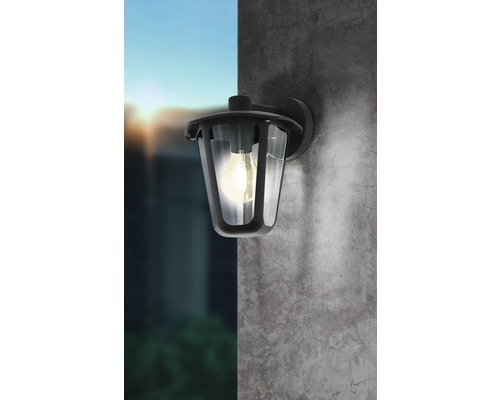 Lumină de perete cu bec pe un perete gri