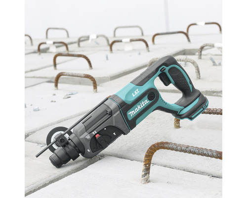 Ciocan rotopercutor Makita pe suprafață de beton