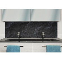 Baie modernă cu fundal din piatră neagră, chiuvete și prosoape