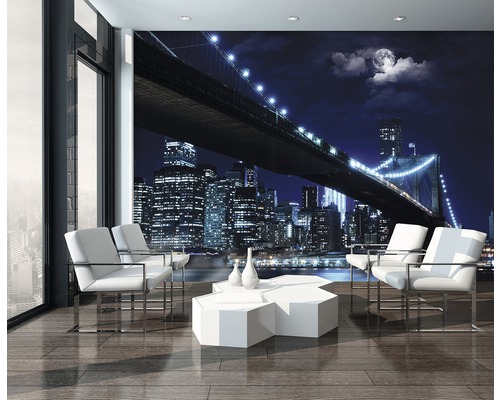 Living luminos cu fototapet cu orizontul orașului New York pe timp de noapte
