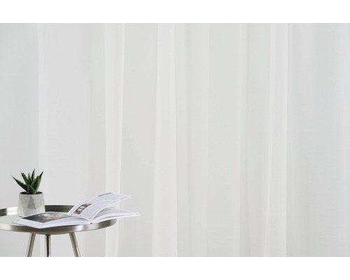 Cortină decorativă din material textil deschis la culoare, într-un interior