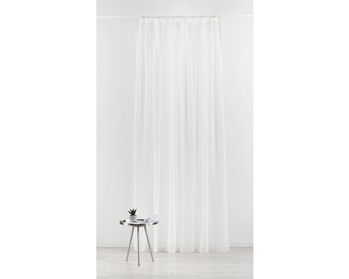 Cortină din material transparent în fața unui perete