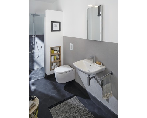 Baie modernă cu toaletă, lavoar și duș