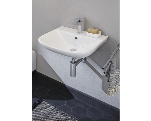 Chiuvetă ceramică cu robinet și suport pentru prosop în baie