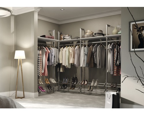 Dressing cu haine, pantofi și accesorii într-un design modern.