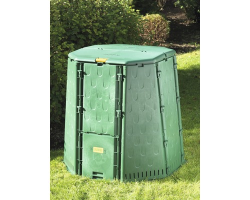 Grămadă de compost din plastic în grădină