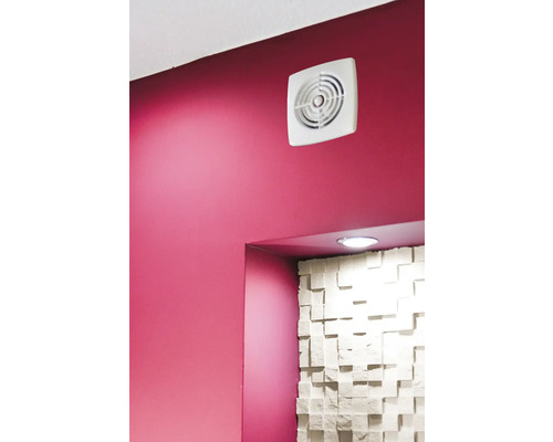 Ventilator de baie pătrat, alb, pe perete roz
