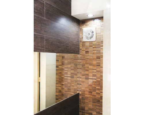 Perete de baie cu gresie cu aspect de lemn și ventilator