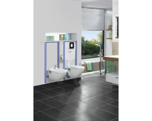 Baie modernă cu toaletă suspendată și bideu, ambele în alb.