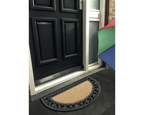 Covoraș semicircular în fața unei uși de intrare