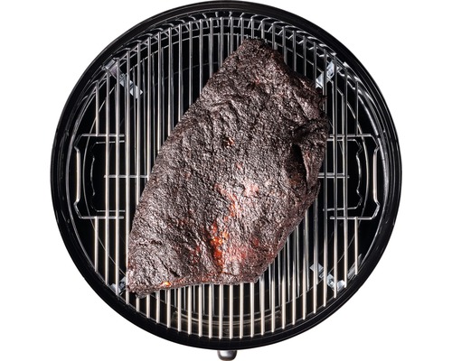 O bucată de carne pe un grătar.