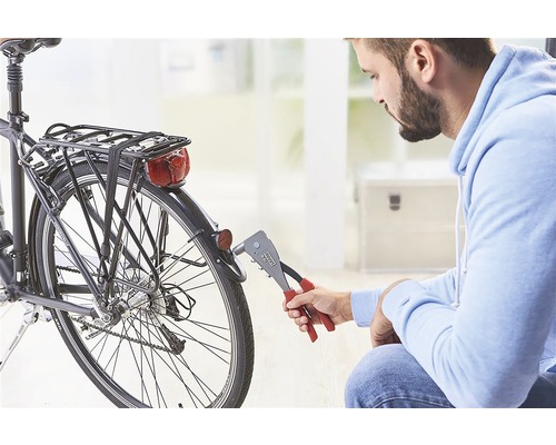 O persoană folosește un clește de nituit pe o bicicletă.