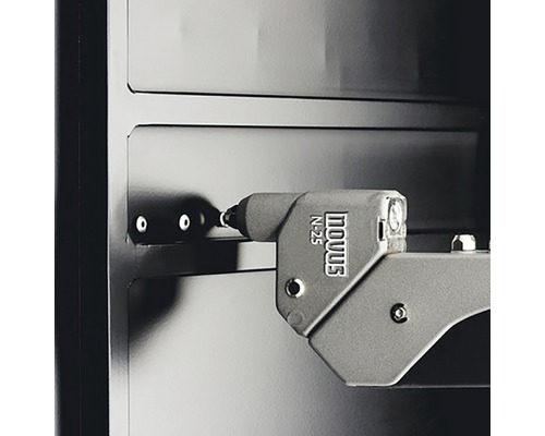 Clește pentru nituri folosit pe o piesă de lucru