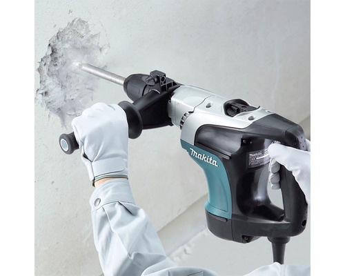 Ciocan demolator Makita în utilizare pe un perete