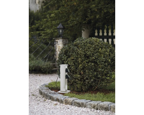 Stâlp de distribuție a energiei electrice în aer liber lângă un arbust