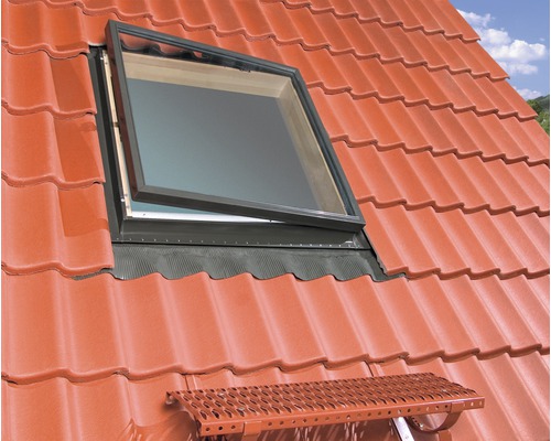 Fereastră de mansardă deschisă pe un acoperiș de țiglă