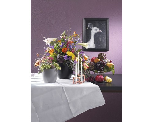 Decorație cu aranjamente florale, bol cu fructe, lumânări și o imagine înrămată a unui păun alb.