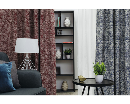 Sufragerie cu perdele cu model, raft și măsuță laterală