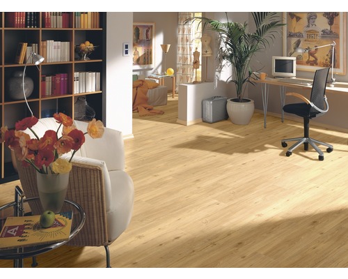 Living luminos cu parchet laminat, bibliotecă și birou