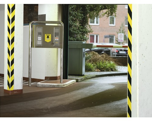 Intrare într-un garaj cu automat de bilete și barieră