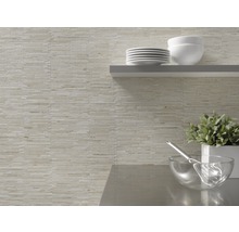 Decor de perete cu plăci de mozaic și ustensile de bucătărie pe un raft.