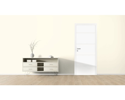 Cameră luminoasă cu comodă, decorațiuni și ușă interioară