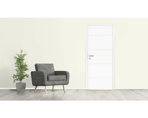 Scenă de sufragerie cu fotoliu, plantă de interior și ușă interioară