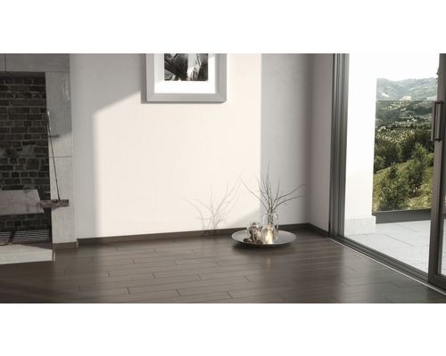 Interior cu podea din lemn, ușă de terasă și decorațiuni