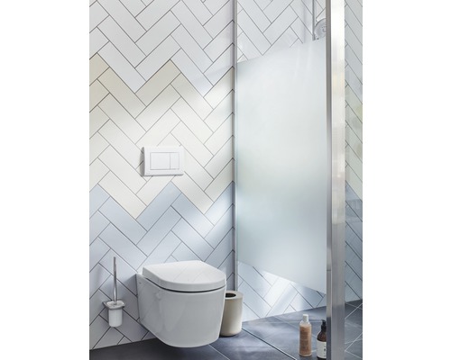 Baie modernă cu toaletă suspendată, panou de control și duș cu ușă glisantă din sticlă