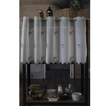 Scenă de bucătărie cu perdea cu broderie de lavandă, veselă și decorațiuni