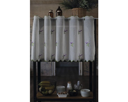 Scenă de bucătărie cu perdea cu broderie de lavandă, veselă și decorațiuni