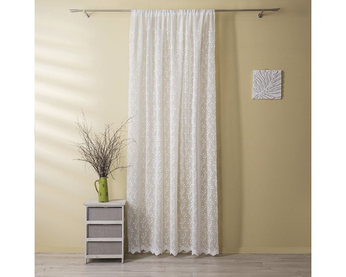 Cortină din voal cu model floral în fața unei ferestre