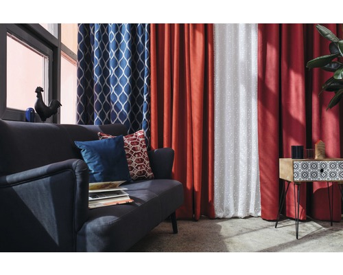 Living cu canapea și perdele în diverse modele și culori