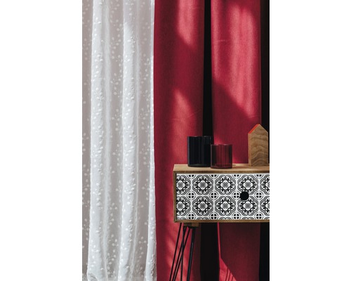 Interior decorativ cu perdele, noptieră și obiecte decorative