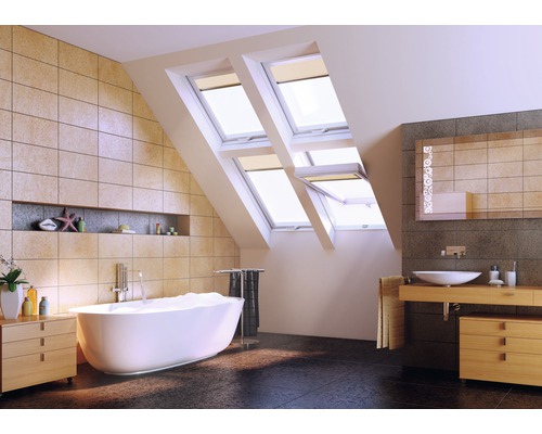 Baie luminoasă cu cadă, ferestre de mansardă și chiuvetă