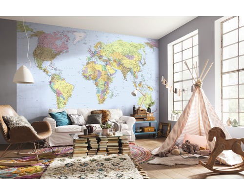Cameră de zi cu tapet hartă a lumii, canapea, fotoliu, covor și cort de joacă