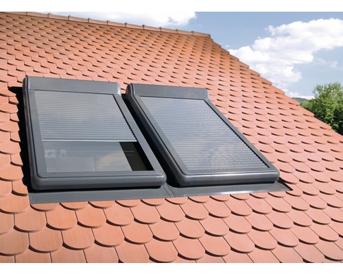 Două ferestre de mansardă cu jaluzele pe un acoperiș din țiglă