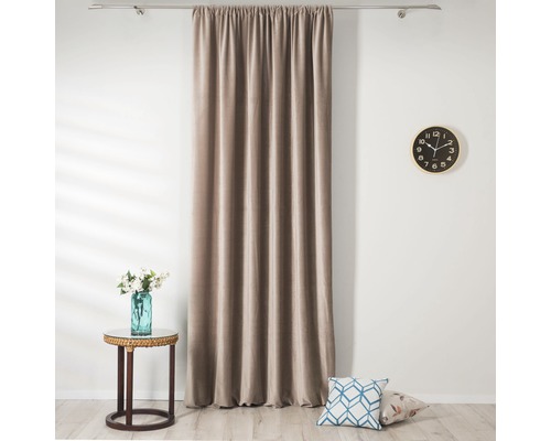 Perdea bej cu bandă de încrețire agățată de o bară de perdea într-o cameră luminoasă.