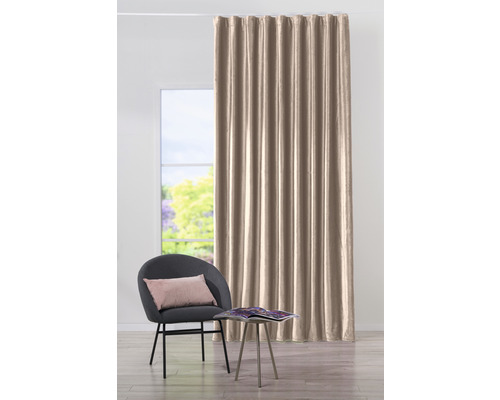 Șaluri decorative în fața ferestrei cu fotoliu și măsuță laterală