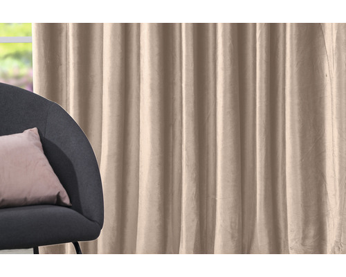 Perdea și fotoliu în camera de zi