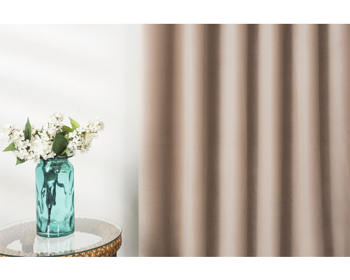 Aranjament decorativ cu perdea și vază cu flori pe o masă.