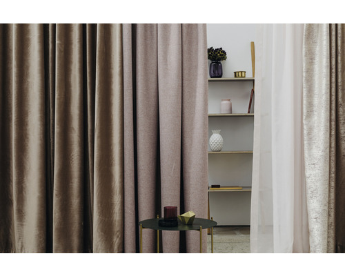 Perdele decorative și raft în camera de zi