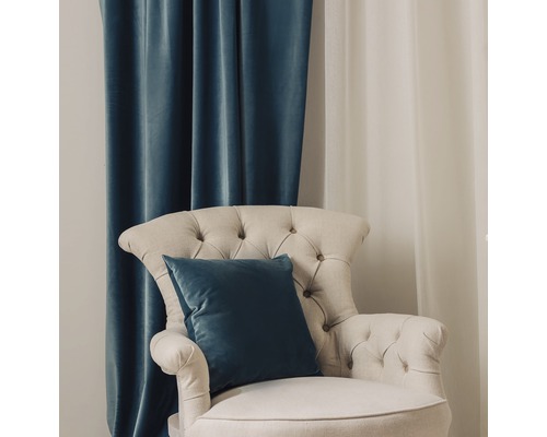 Aranjament decorativ cu fotoliu, pernă și perdele pentru design interior