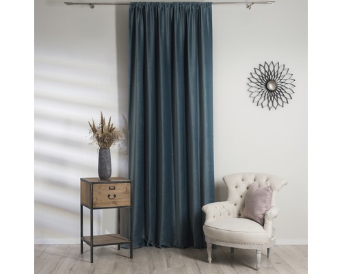 Living decorativ cu perdea, fotoliu și măsuță laterală