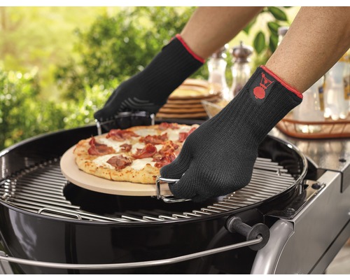 O pizza este așezată pe un grătar cu mănuși de grătar.