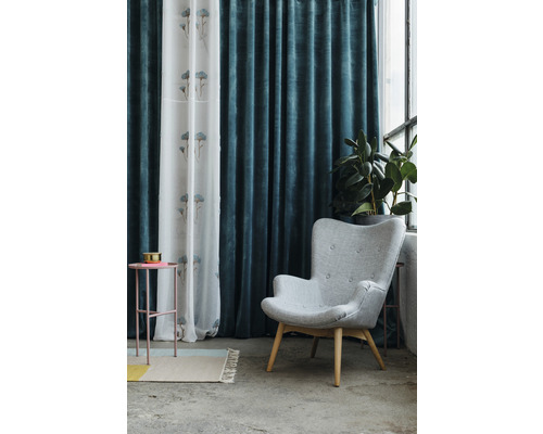 Cameră de zi cu fotoliu, măsuță laterală, covor și perdele