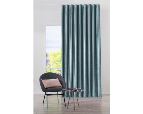 Scenă de cameră cu perdea, fotoliu și măsuță laterală