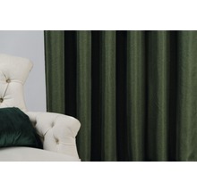 Șaluri decorative din material textil lângă fotoliu în cameră