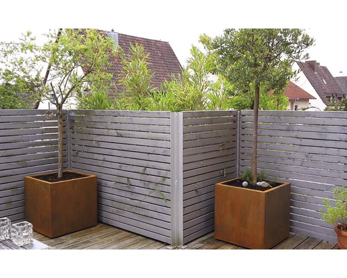 Scenă de grădină cu gard din lemn și jardiniere